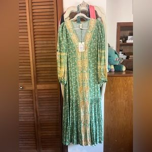Reserved 💚 Spell Madam Peacock button through gown